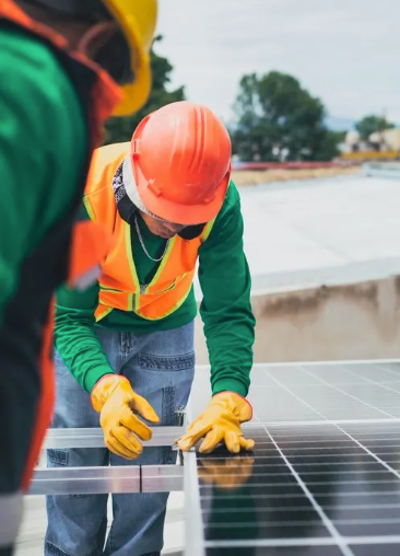 Technicien Voltogreen installant des panneaux solaires